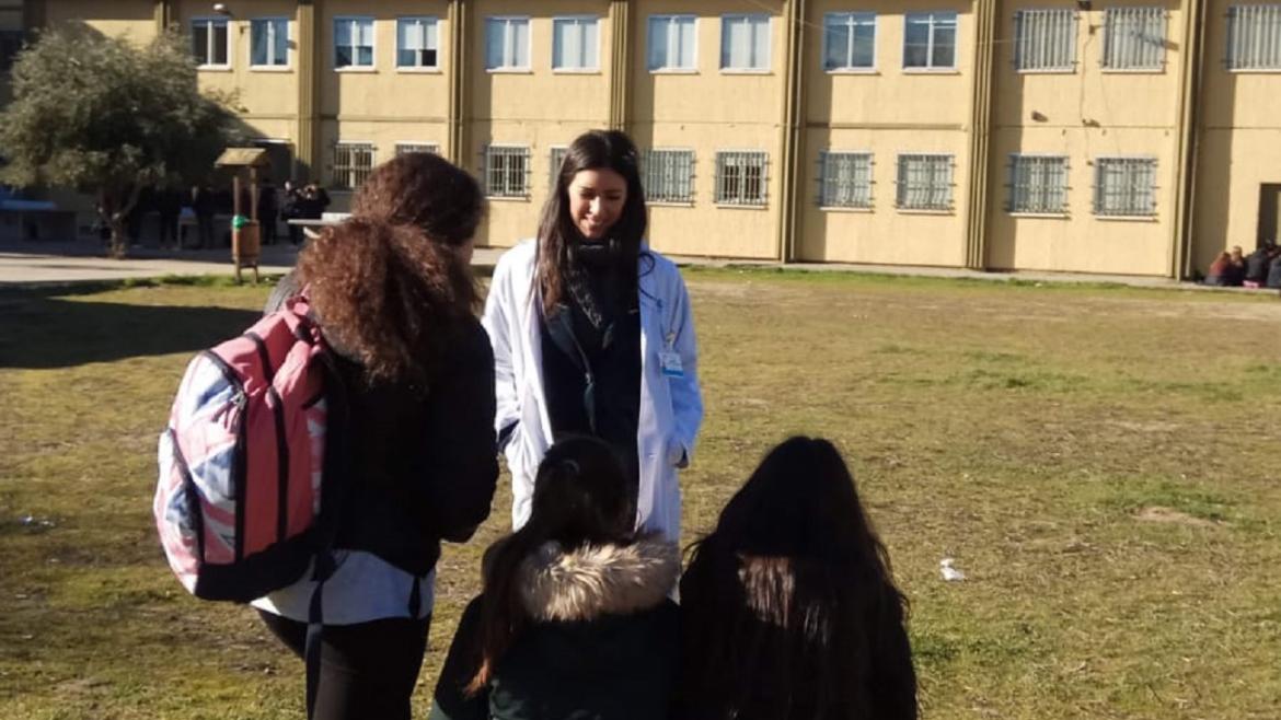 Enfermera atiende a estudiantes de Secundaria para resolver dudas sobre salud