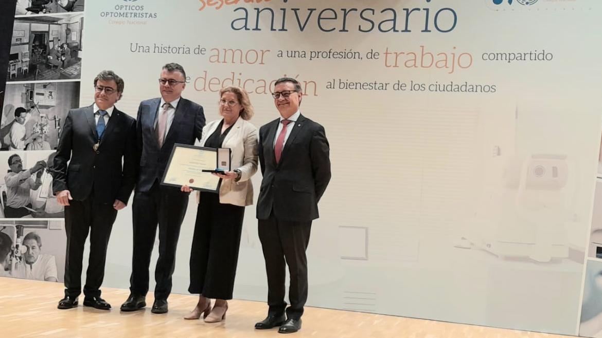 La gerente asistencial de Atención  Primaria con la Medalla de Oro del Colegio Nacional de Ópticos junto a miembros de la entidad
