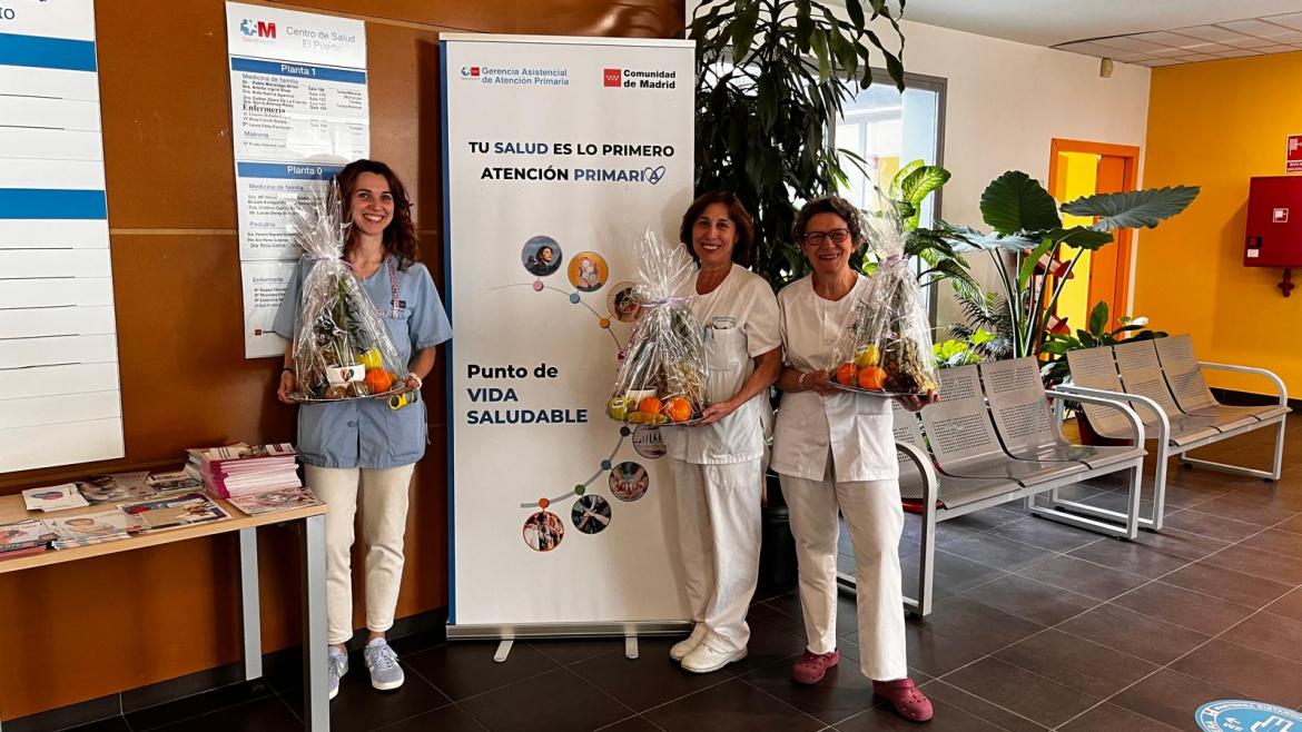 equipo del centro de salud con cestas de frutas enviadas por el Ayuntamiento