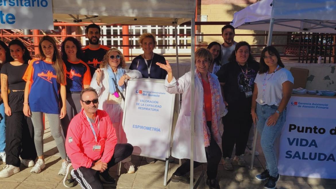 profesionales en el stand informativo en la Semana del Deporte de Rivas