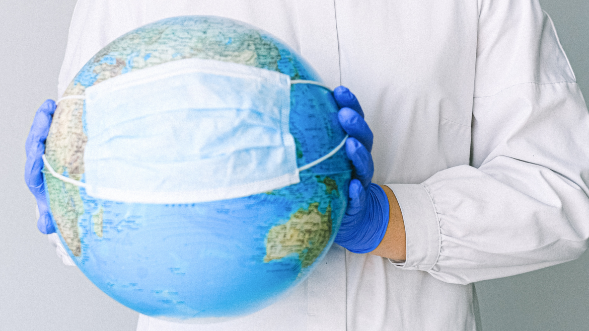 Imagen de un mundo, guantes y mascarilla