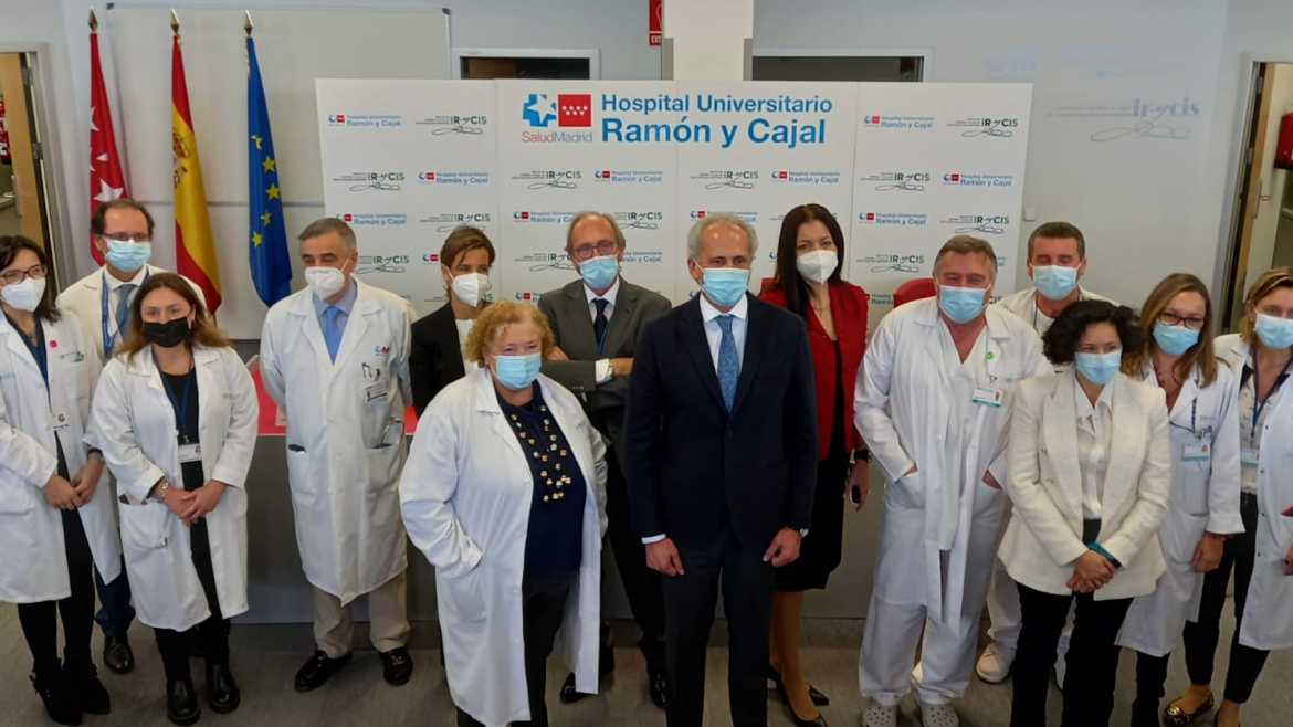 Imagen del Consejero de Sanidad junto a personalidades asistentes al evento en el Hospital Universitario Ramón y Cajal