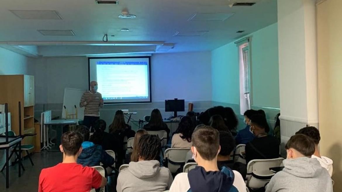 El Centro de Salud San Andrés forma a alumnos de cuatro institutos en el programa 4º ESO Empresa Un sanitario explica a alumnos de 4 de la ESO