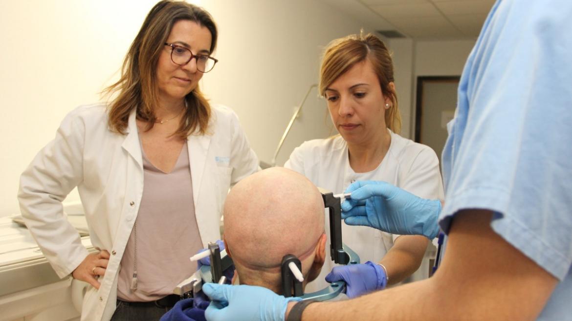 Con la terapia HIFU los profesionales del Clínico San Carlos reducen los temblores hasta en un 80% de media