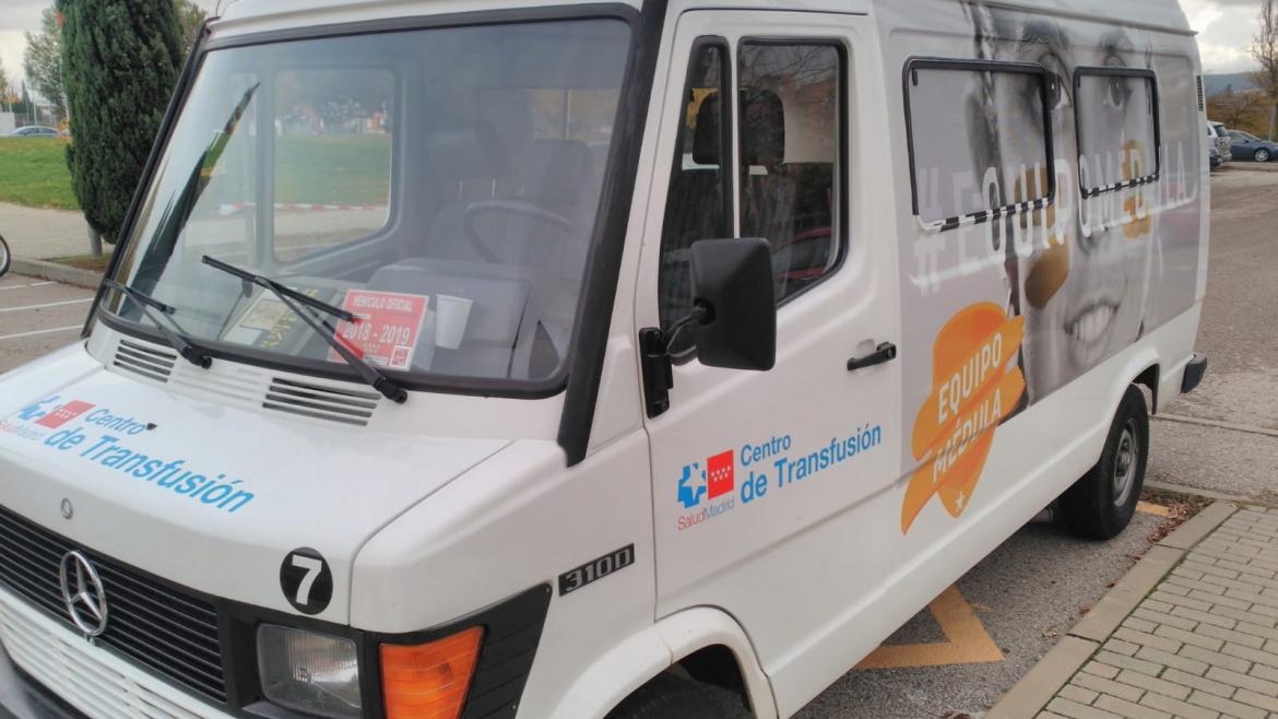Furgoneta del Tour Equipo Médula Furgoneta con el logo de la Campaña Equipo médula, un escudo y el lema juntos sumamos esperanza