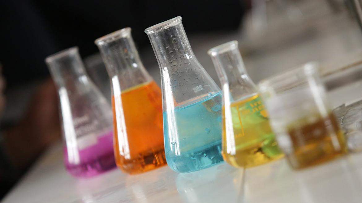 Frascos de cristal con pruebas de laboratorio