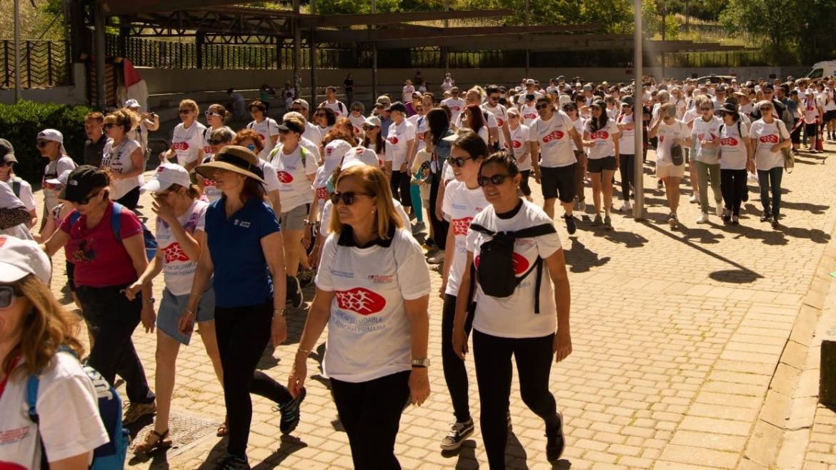 La V Marcha Saludable de Atención Primaria bate récords con más de mil personas inscritas Profesionales y pacientes caminan juntos en el recorrido por el parque