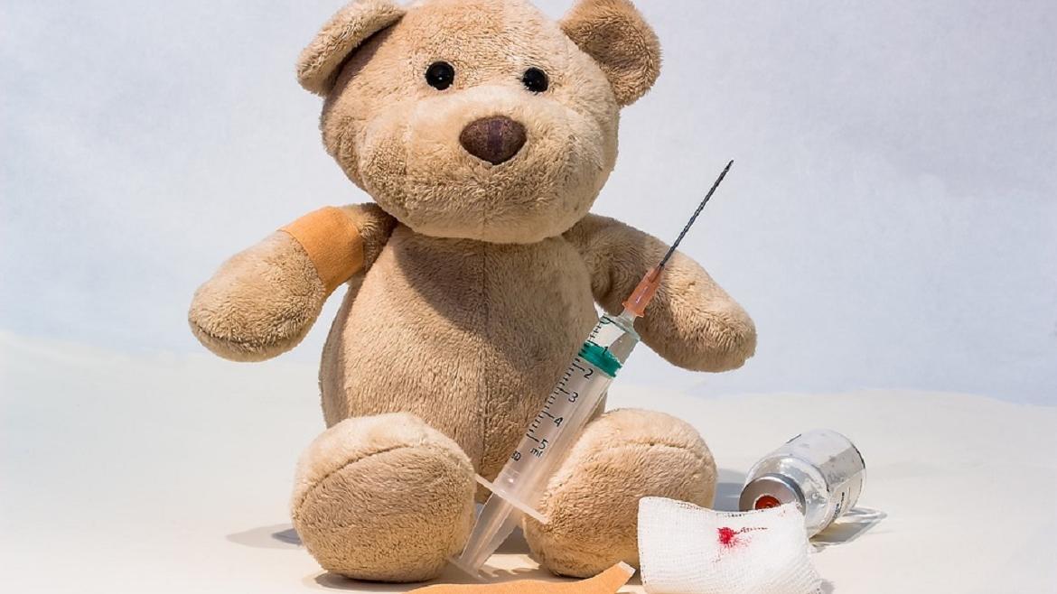 Oso de peluche con vacunas