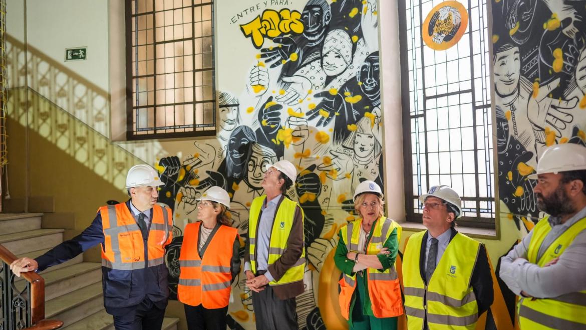 La gerente asistencial de Atención Primaria de la Comunidad de Madrid visita las obras de Prado 30, edificio que albergará un Centro de Salud La comitiva durante la visita al edificio