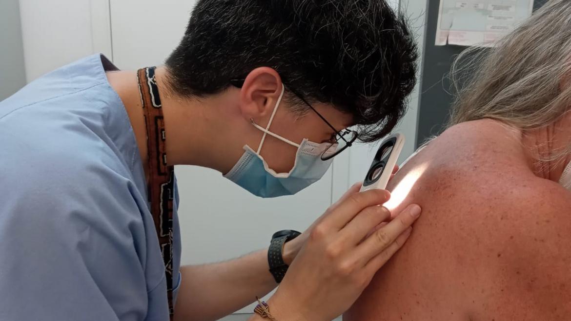 Un sanitario realiza una exploración a una usaria del Centro de Salud Las Calesas