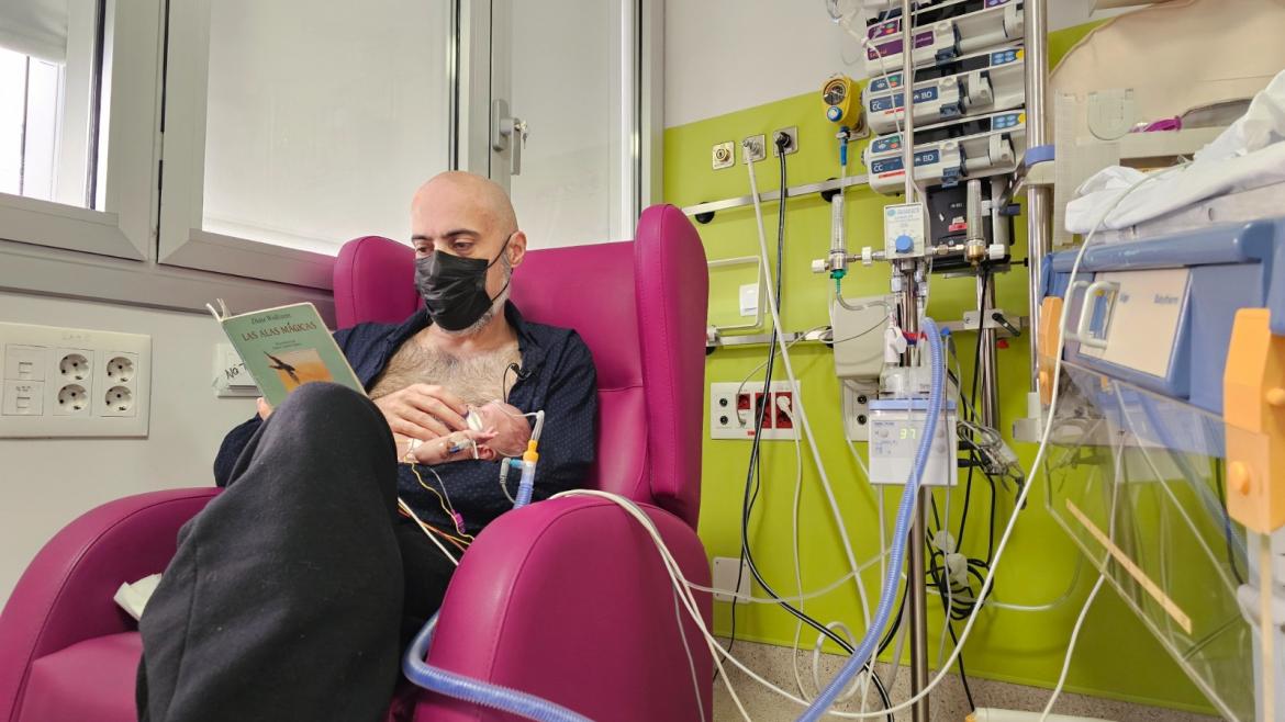 El Hospital 12 de Octubre de la Comunidad de Madrid incorpora la lectura de cuentos a bebés prematuros para favorecer su desarrollo neurológico y cognitivo Padre leyendo un cuento a su hijo prematuro