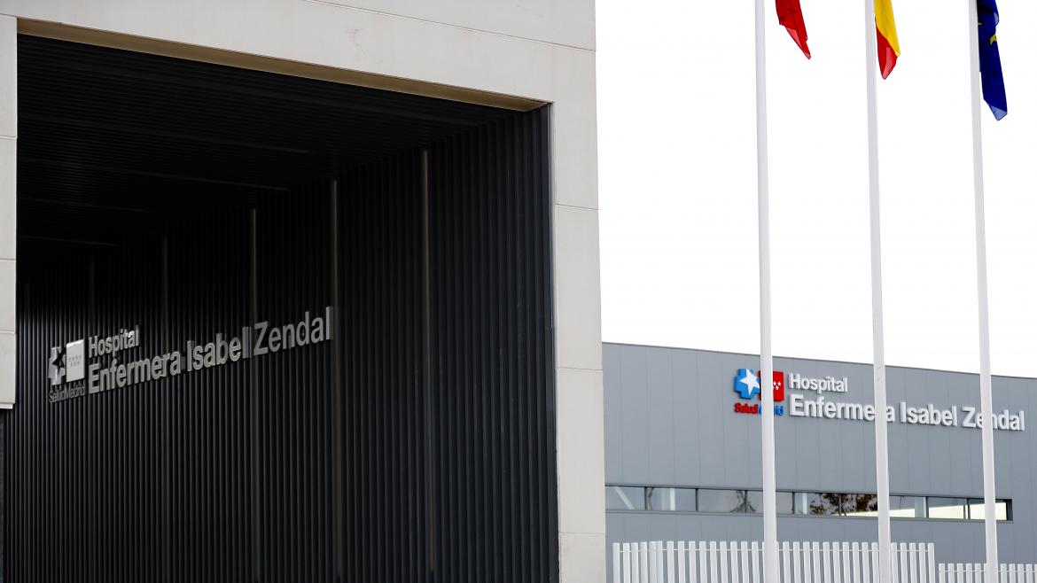 Fachada con rótulos del Hospital Enfermera Isabel Zendal