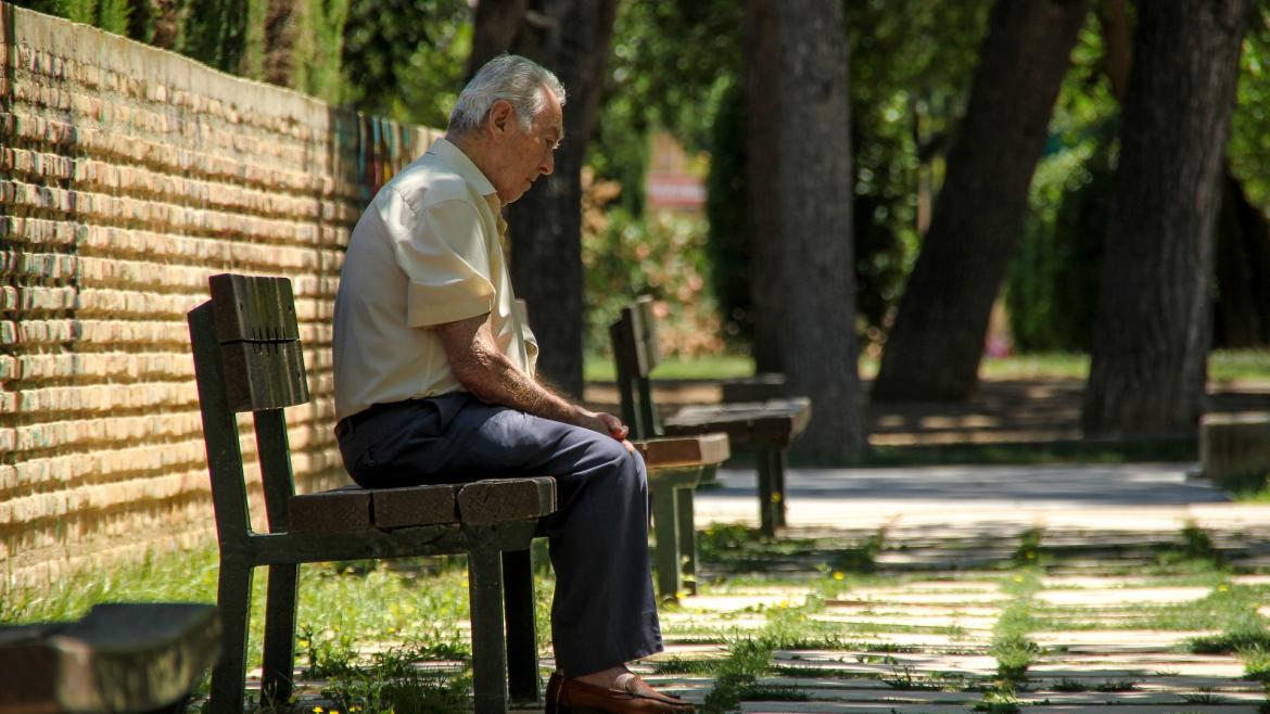 Hombre mayor sentado en un banco