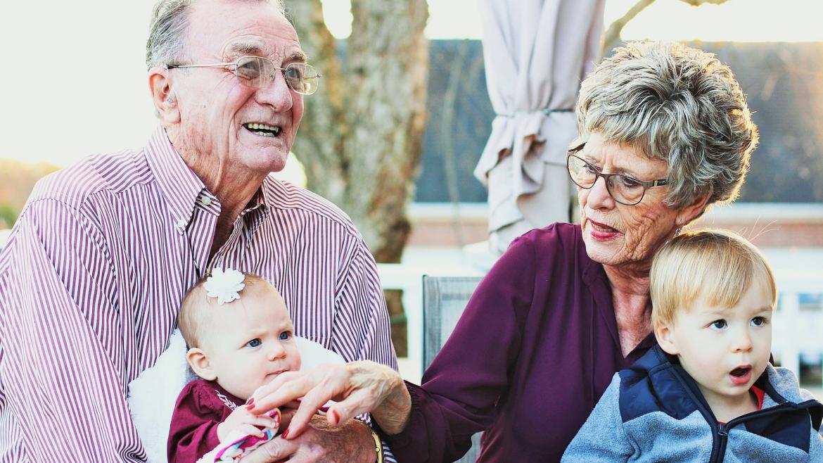 Día de los abuelos 2023 Abuelos con nietos en brazos