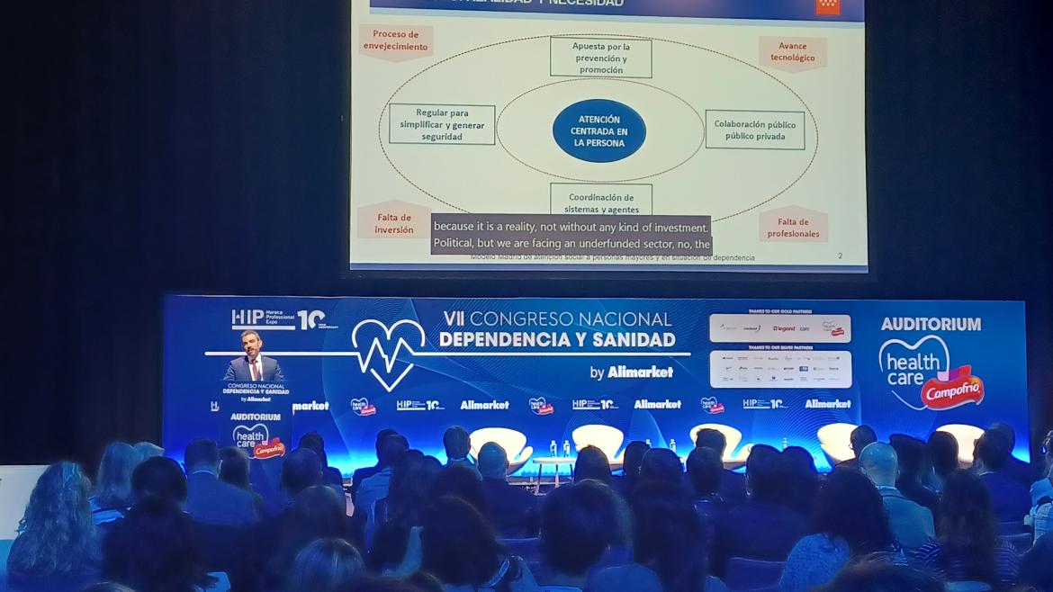 Congreso nacional dependencia y sanidad Hombre dirigiéndose al publico desde un atril en un escenario