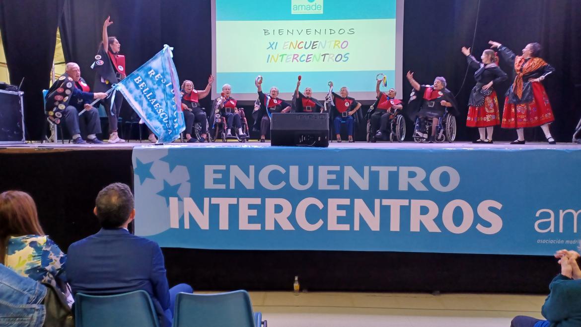 Grupo de personas mayores actuando en un escenario