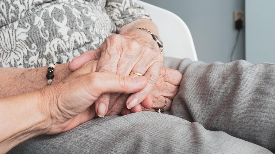 Apoyo a familiares de enfermos de Alzheimer Manos enlazadas
