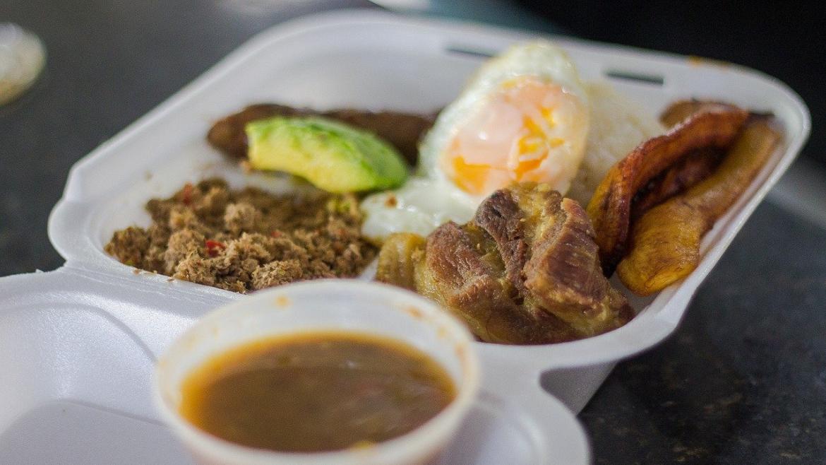Bandeja con comida preparada