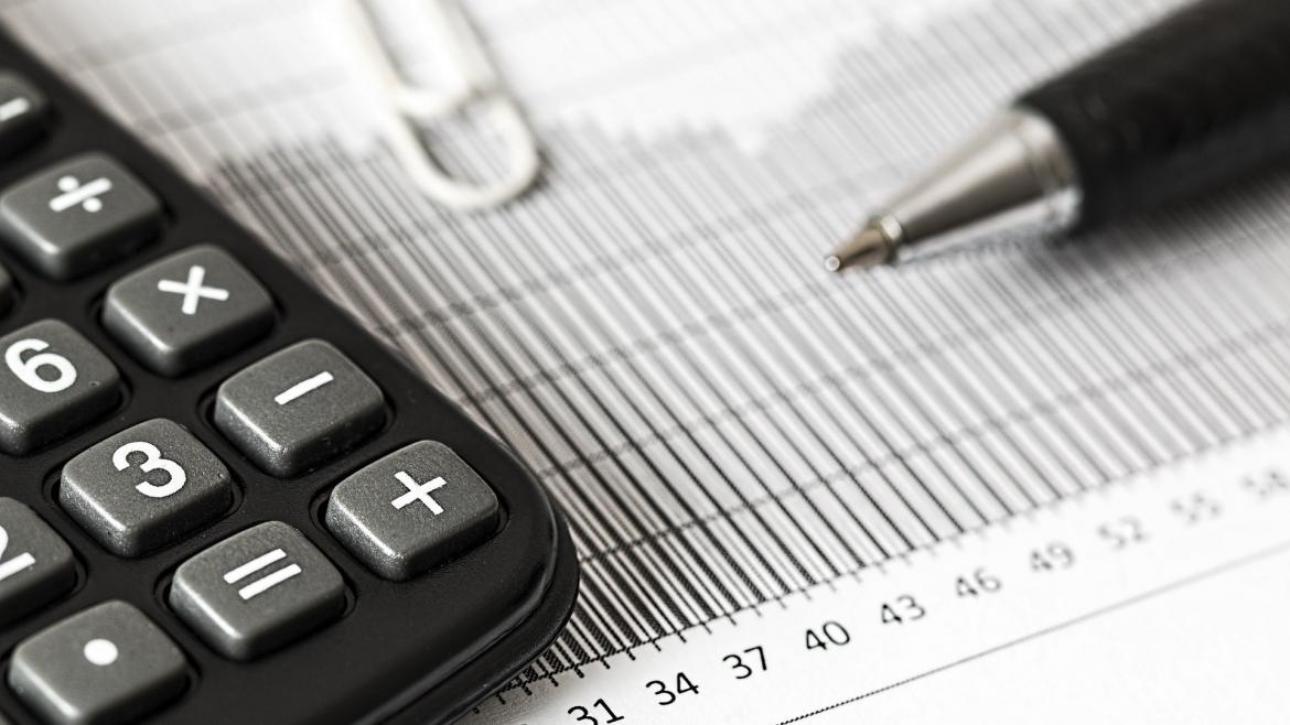 Calculadora y bolígrafo