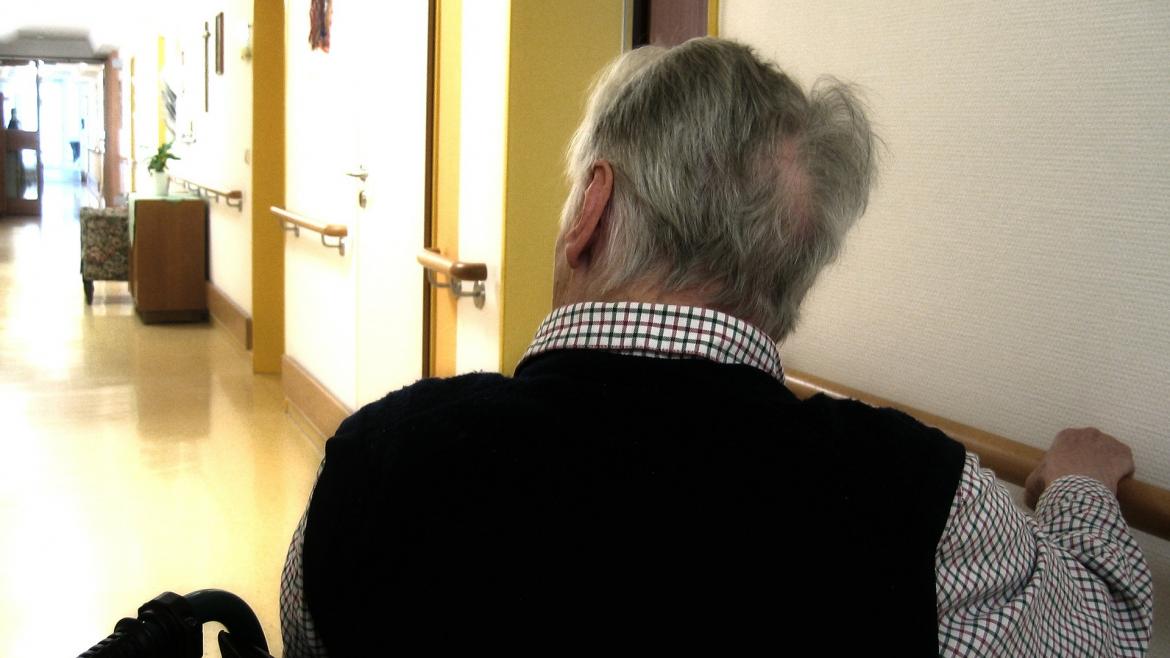 Hombre mayor sentado de espaldas