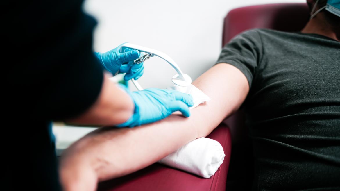 Una enfermera le saca la sangre a un chico