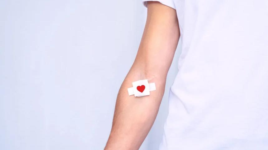 Un brazo con una gasa donde han sacado sangre