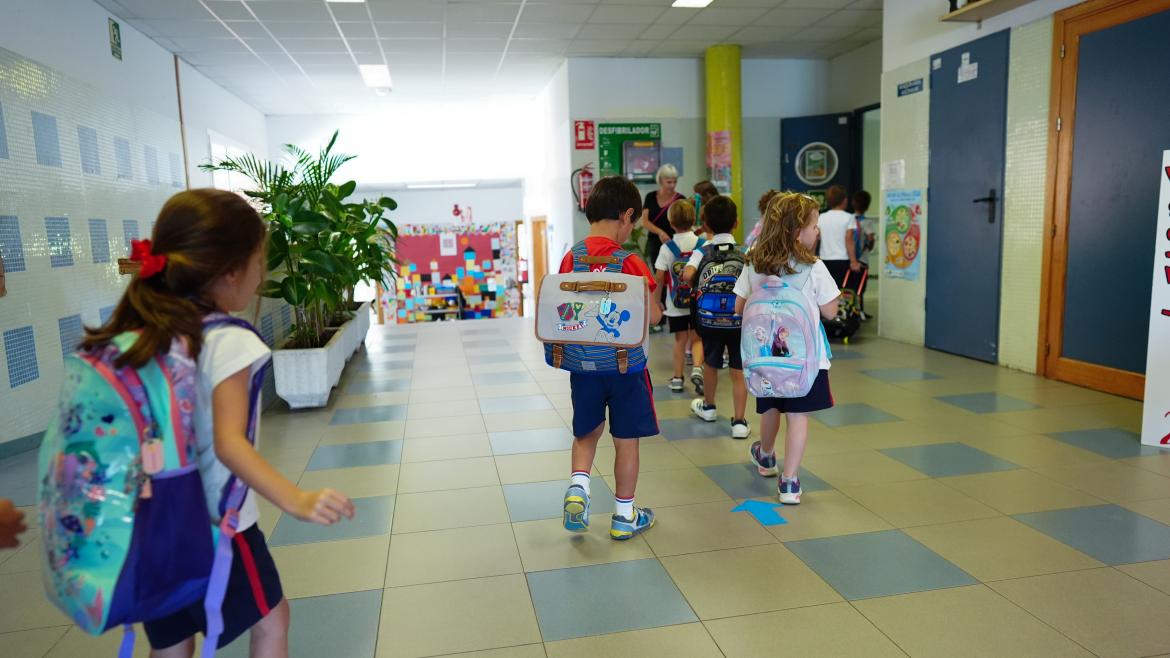 Niños entrando en clase