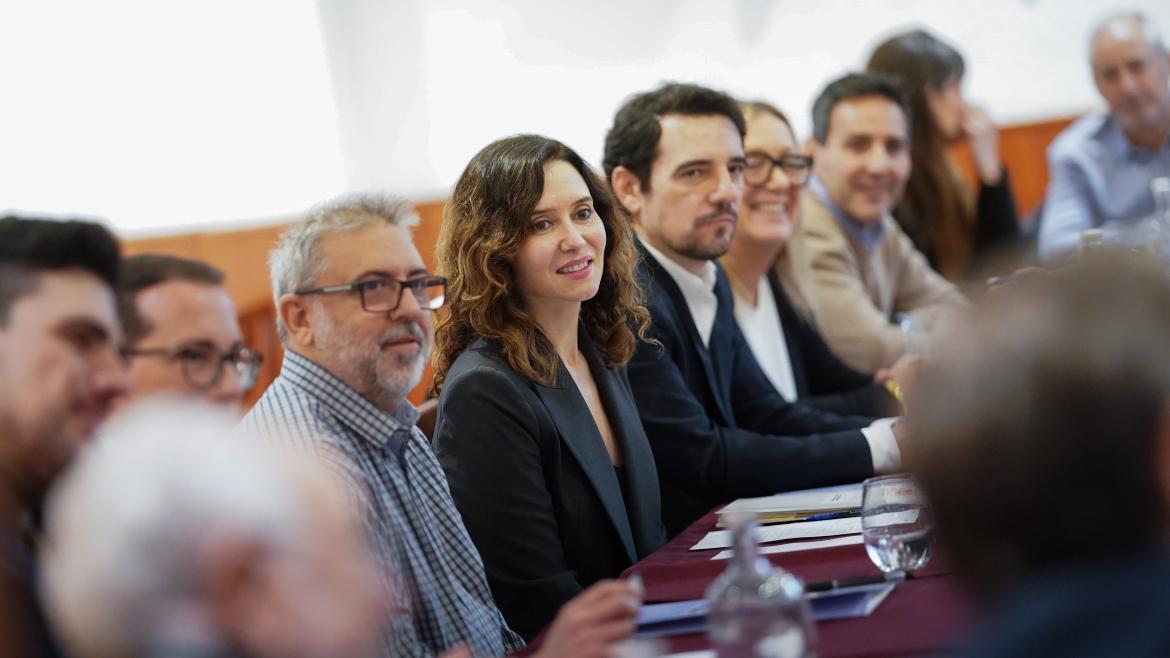 Isabel Díaz Ayuso con los empresarios del Bajo Llobregat