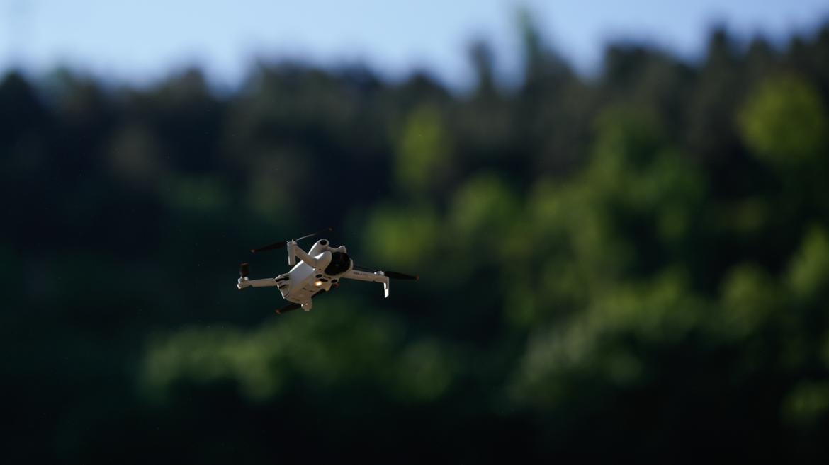 Díaz Ayuso favorecerá el uso de drones con una red de aeropuertos exclusivos, operaciones seguras y más facilidades para los permisos de vuelo DRON volando