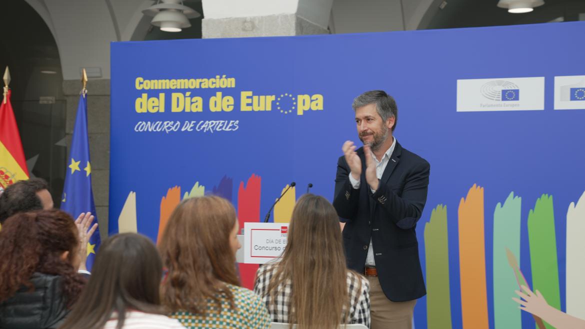 Más de 400 alumnos madrileños conmemoran el Día de Europa con el tradicional concurso de carteles El consejero García Martín