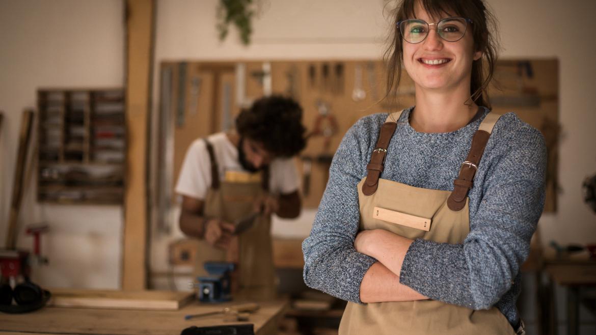 La Comunidad de Madrid lideró la creación de empresas en 2021 Una mujer sonríe con un delantal