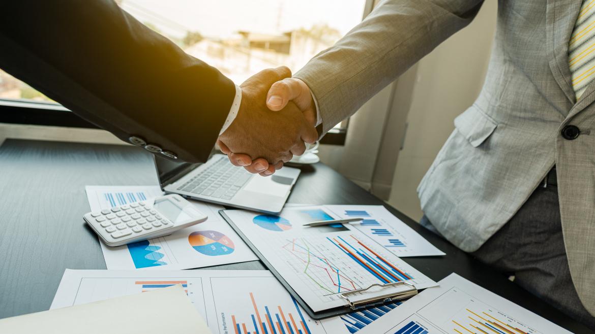 La Comunidad de Madrid lideró en 2021 la inversión extranjera en España Dos empresarios se dan la mano