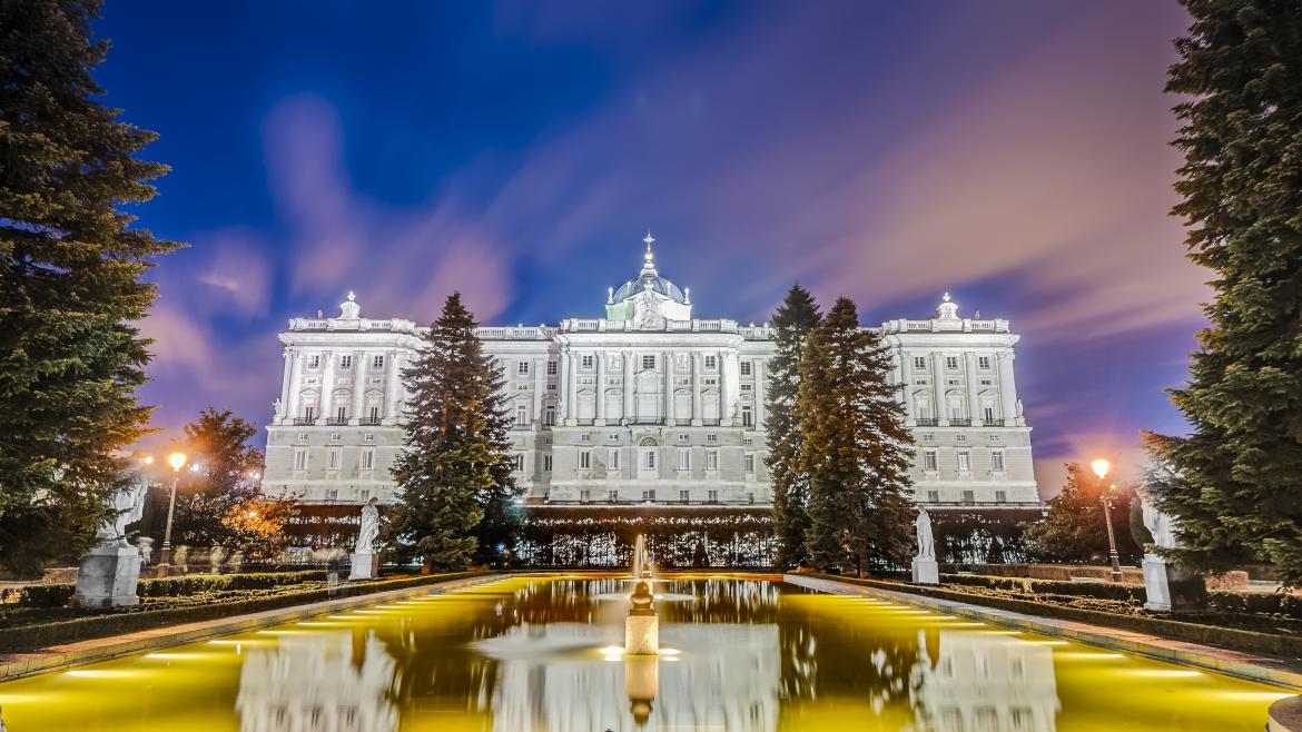 Los jardines de sabatini iluminados de noche