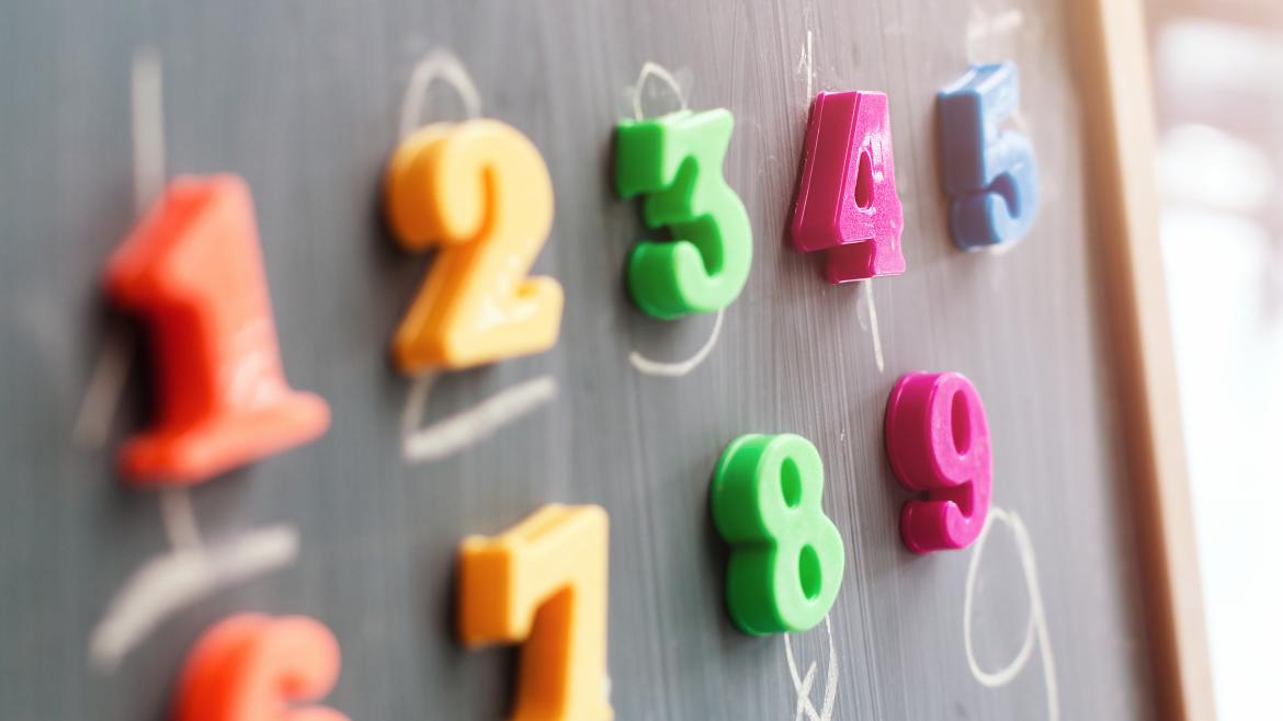 La Comunidad de Madrid añade Ciencias y Lenguas extranjeras en el currículo de Infantil para el próximo curso 2022/23 Una pizarra infantil
