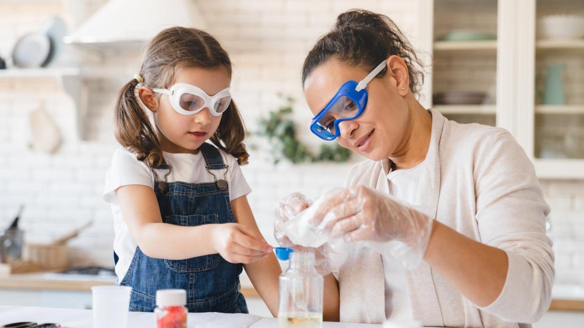 Numerosas actividades por el Día Internacional de la Mujer y la Niña en la Ciencia Una mujer y una niña hacen un experimiento