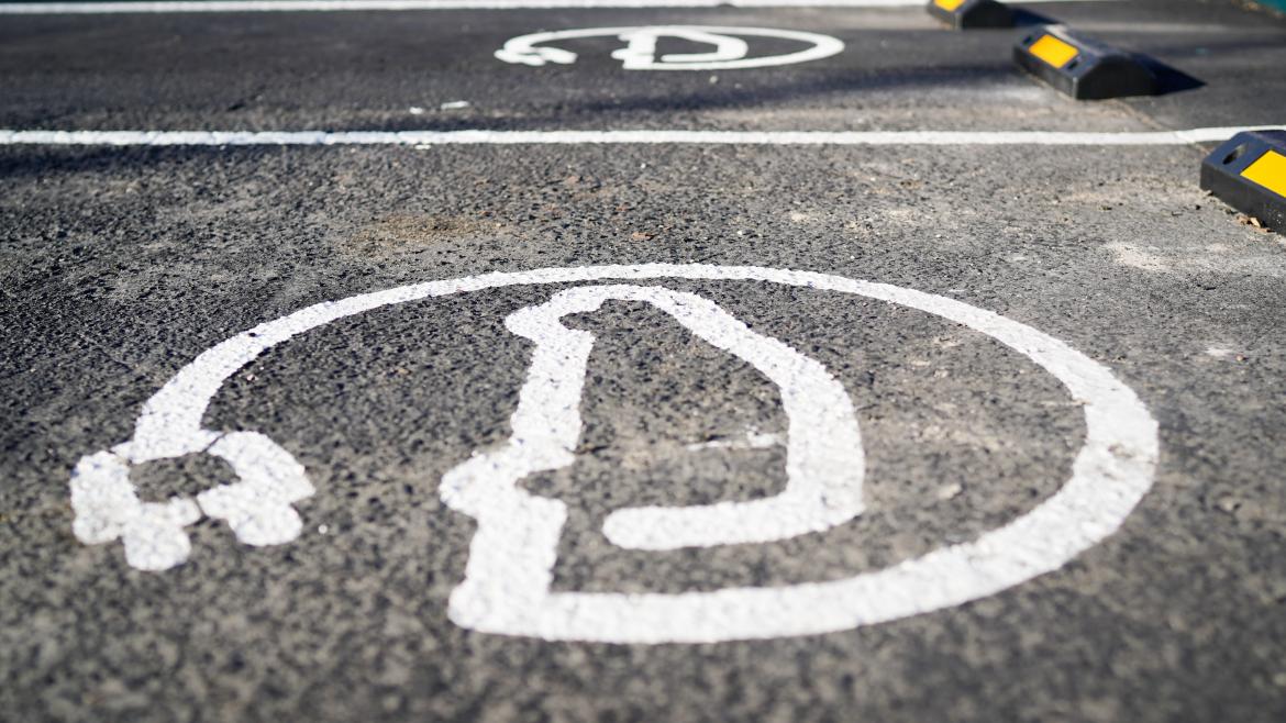 Díaz Ayuso anuncia la apertura de la mayor electrolinera de acceso público del centro de Madrid Electrolinera de Madrid