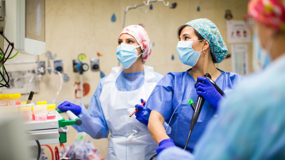 Doctora realizando endoscopia