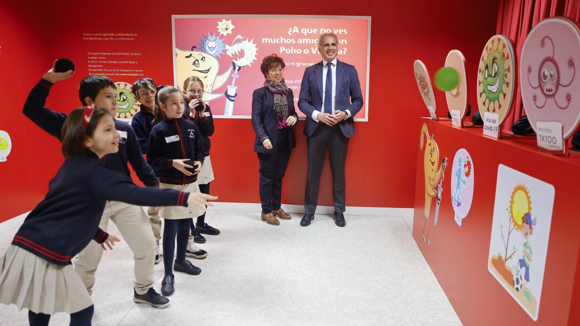 El consejero en su visita al aula 