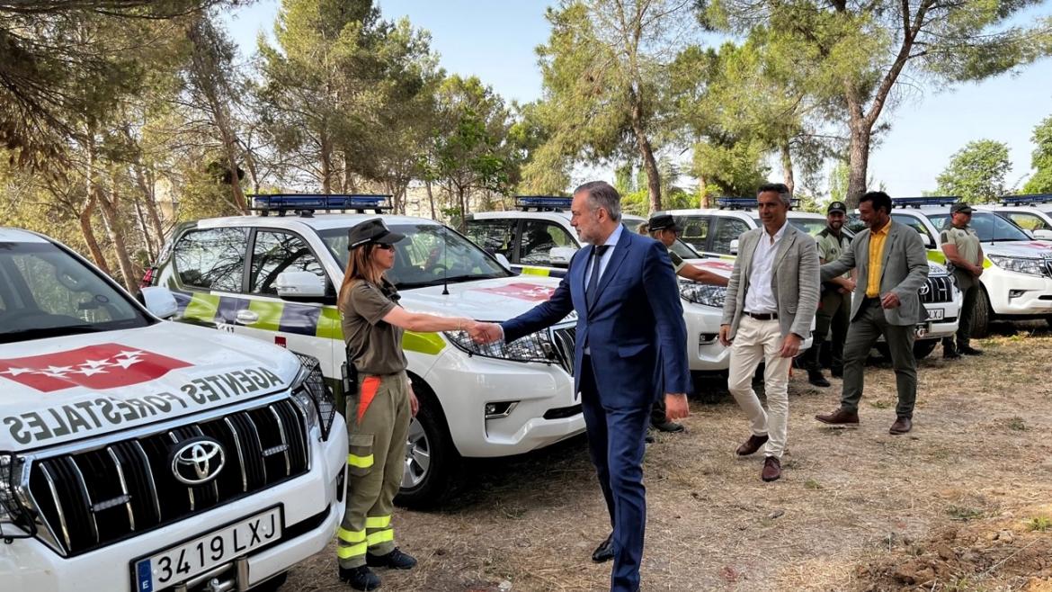 El consejero Enrique López saluda a agentes forestales en el lugar donde están los nuevo vehículos