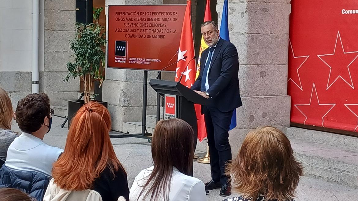 La Comunidad de Madrid orienta a ocho entidades sociales de la región en el acceso a financiación europea para sus proyectos El consejero de Presidencia, Enrique López, en el encuentro con los representantes de los beneficiarios de estas ayudas