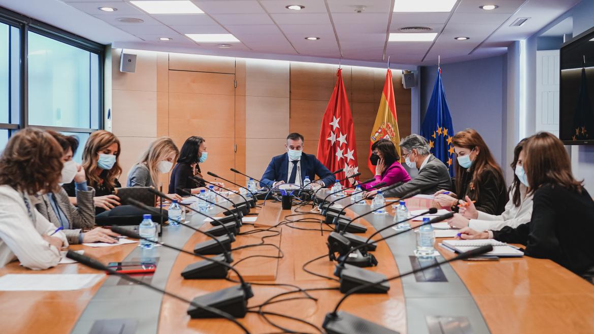 El consejero sentado en la reunión de la comisión mixta