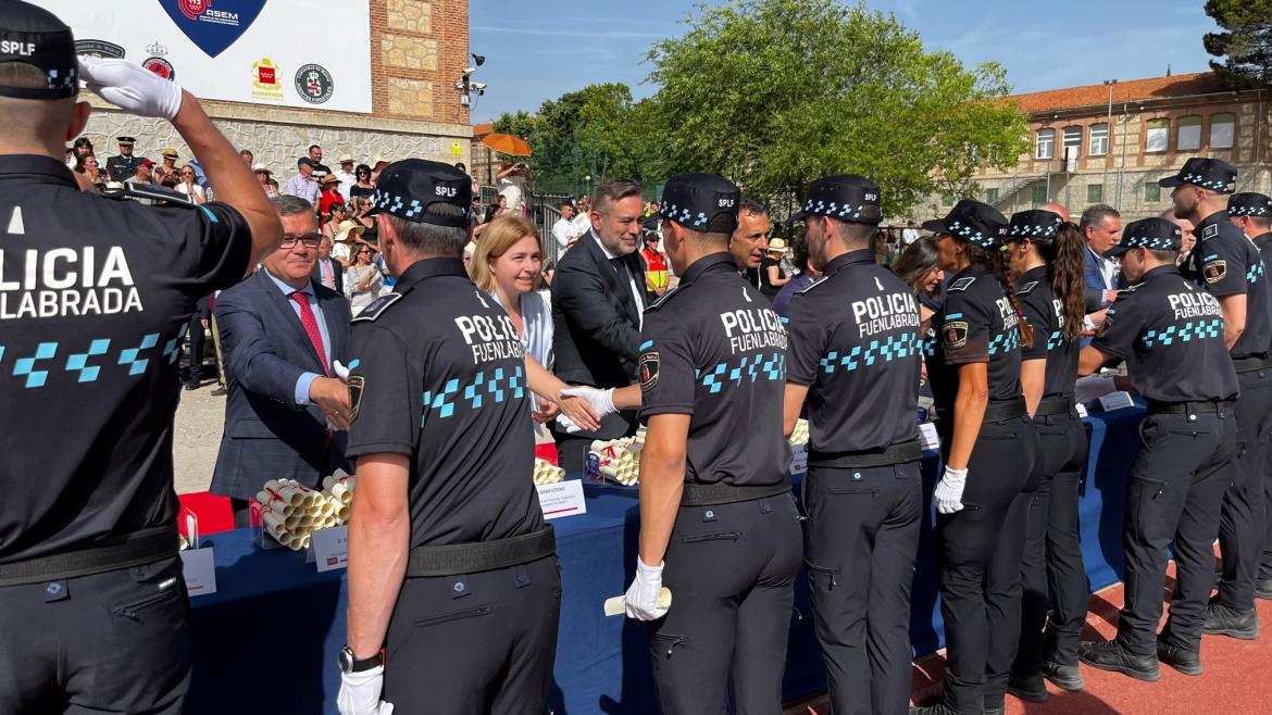 La Comunidad de Madrid refuerza las plantillas de las Policías Locales de la región con el ingreso de más de 500 nuevos agentes El consejero Enrique López da la mano a algunos agentes
