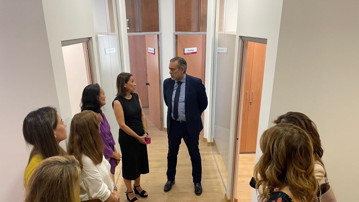 El consejero Enrique López en su visita a la oficina