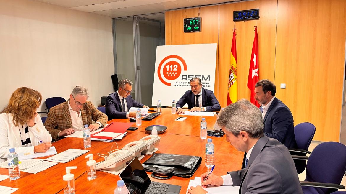 La Comunidad de Madrid contará con un nuevo Plan de Defensa contra incendios forestales e impulsará programas de concienciación y prevención El consejero Enrique López en la reunión