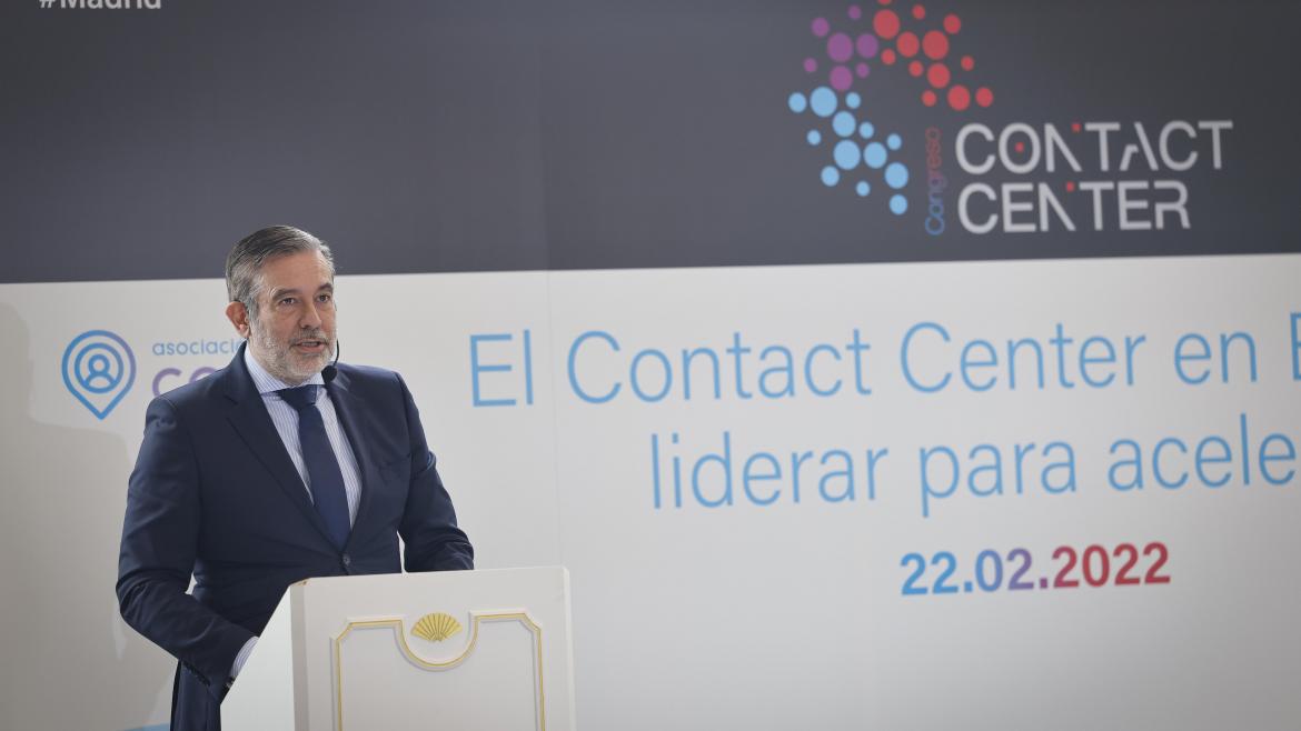El consejero de Presidencia, Enrique López, recoge el reconocimiento al 012 como Embajador de la Industria del Contact Center El consejero en el atril durante su intervención