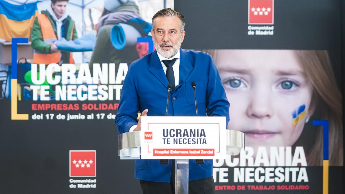 La Comunidad de Madrid refuerza sus iniciativas solidarias con Ucrania con un convenio de colaboración con la Fundación CEOE y CEIM El consejero Enrique López durante su intervención en el atril