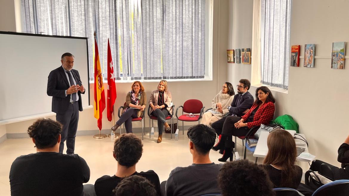 La Comunidad de Madrid incorpora los testimonios de víctimas del terrorismo para la formación en valores democráticos de jóvenes y menores infractor El consejero Enrique López durante la inauguración