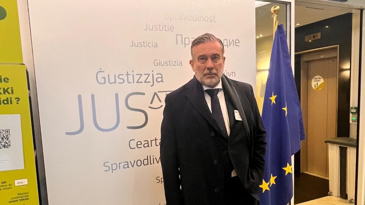 El consejero Enrique López delante de una bandera de la UE