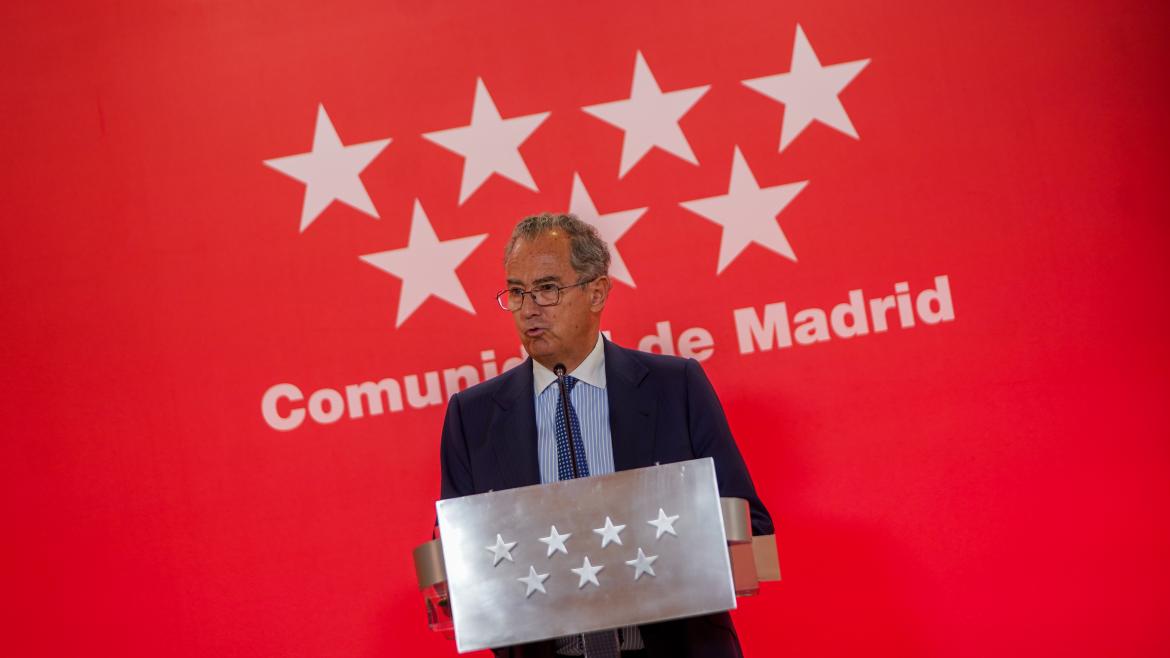 La Comunidad de Madrid abre una nueva convocatoria de Mi Primera Vivienda para facilitar a jóvenes la concesión de hasta el 95% de la hipoteca El consejero durante la rueda de prensa