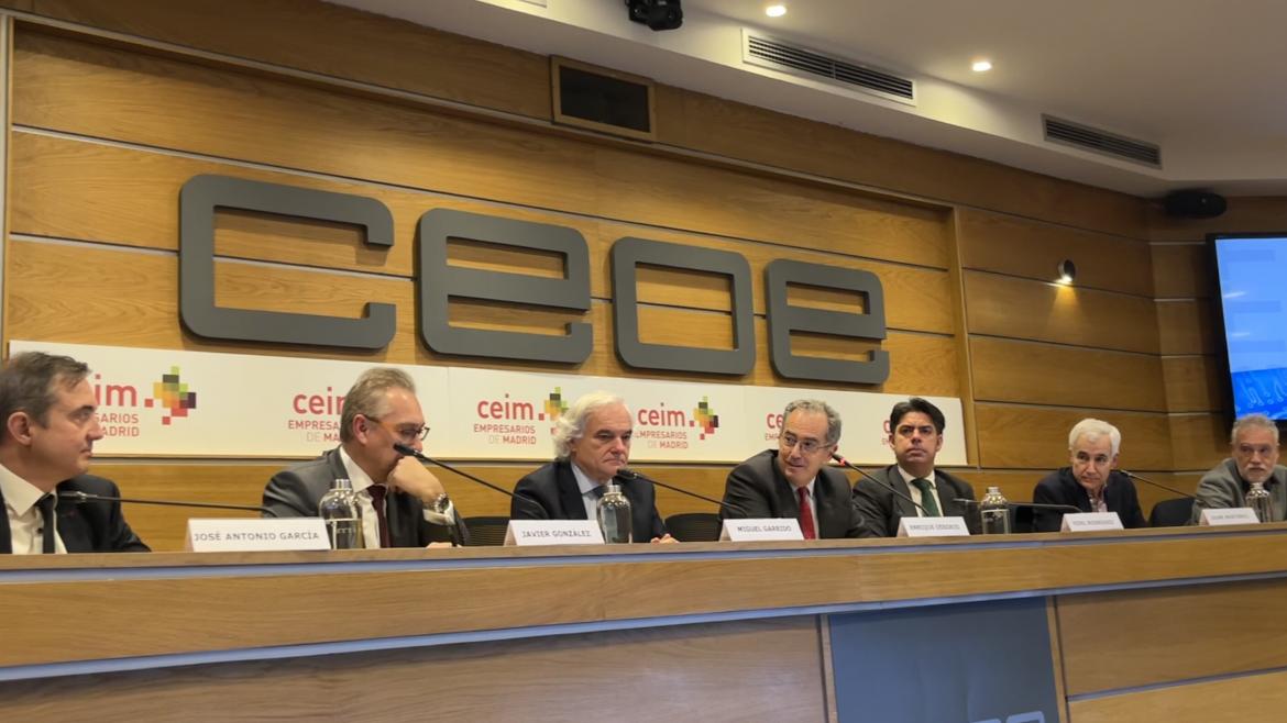 El vicepresidente en la mesa de la presentación del primer Clúster